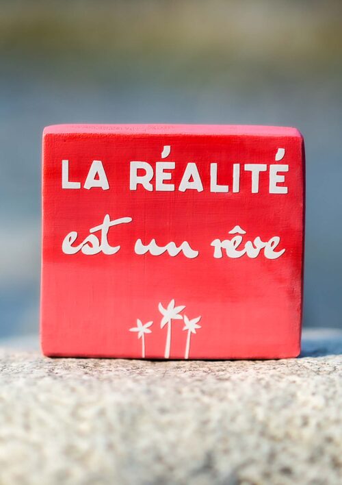 Pancarte en bois - Mémo - La réalité est un rêve Pancarte décorative en bois couleur rouge avec message la réalité est un rêve. Fait main par DENADDA