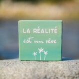 Pancarte décorative en bois couleur vert avec message la réalité est un rêve. Fait main par DENADDA