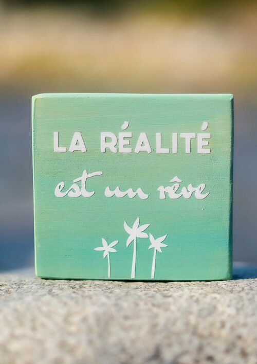 Pancarte en bois - Mémo - La réalité est un rêve Pancarte décorative en bois couleur vert avec message la réalité est un rêve. Fait main par DENADDA