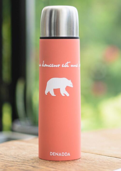 Thermos avec tasse intégrée - La souplesse est une force - L'ours KIKI soft touch Thermos avec bouton poussoir, gourde à thé soft touch de 500ml. La douceur est une force avec l'ours KIKI de DENADDA