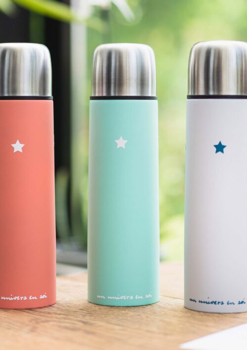 Thermos avec tasse intégrée - La souplesse est une force - L'ours KIKI soft touch Thermos avec tasse intégrée. Gourde de randonnée pour vos activités. Différentes couleurs : orange, vert, blanc. Un univers en soi avec l'ours KIKI de DENADDA