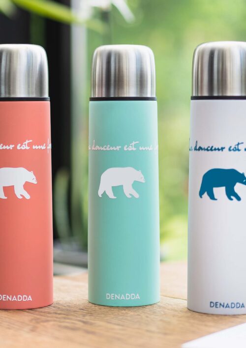 Thermos avec tasse intégrée. Gourde de randonnée pour voyages dans différentes couleurs : orange, vert, blanc. La souplesse est une force avec l'ours KIKI de DENADDA
