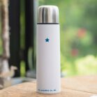 Gourde à thé pour boisson chaude ou fraîche. Ce thermos garde chaud le café. Couleur blanc, 500ml. DENADDA un univers en soi