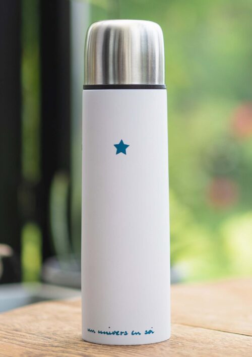 Thermos avec tasse intégrée - La souplesse est une force - L'ours KIKI soft touch Gourde à thé pour boisson chaude ou fraîche. Ce thermos garde chaud le café. Couleur blanc, 500ml. DENADDA un univers en soi