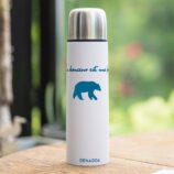 Thermos café de qualité de couleur blanc, une gourde pour le thé avec l'ours KIKI de DENADDA. Revêtement soft touch pour un toucher doux