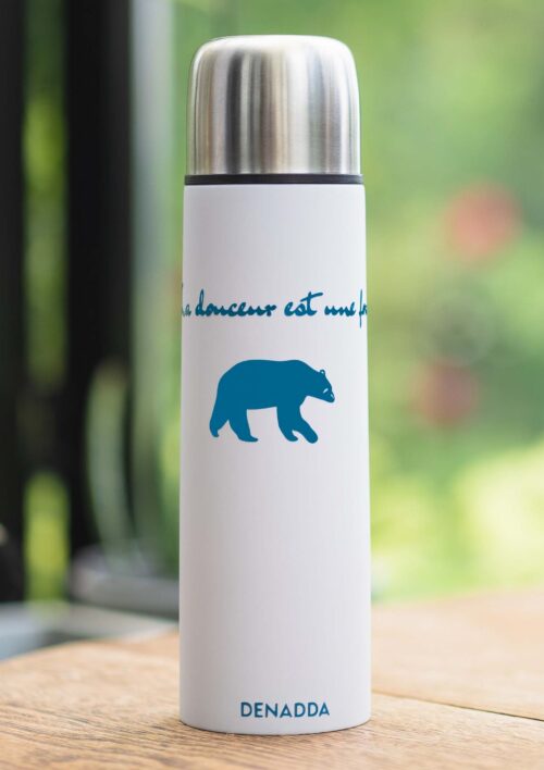 Thermos avec tasse intégrée - La souplesse est une force - L'ours KIKI soft touch Thermos café de qualité de couleur blanc, une gourde pour le thé avec l'ours KIKI de DENADDA. Revêtement soft touch pour un toucher doux