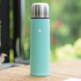 Thermos café isotherme ou pour le thé. Une bouteille qui garde au chaud ou au froid votre boisson toute la journée. Gourde verte KIKI de DENADDA