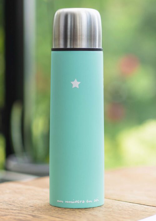 Thermos avec tasse intégrée - La souplesse est une force - L'ours KIKI soft touch Thermos café isotherme ou pour le thé. Une bouteille qui garde au chaud ou au froid votre boisson toute la journée. Gourde verte KIKI de DENADDA