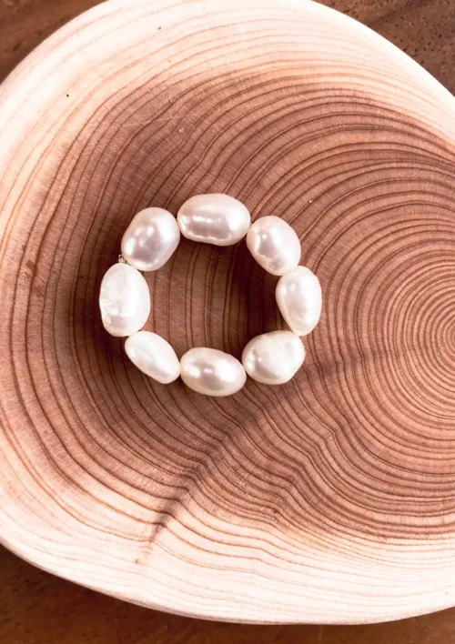 Bague en perles d'eau douce - Alma Bague élastique perles. d'eau douce. Bijou fait main DENADDA