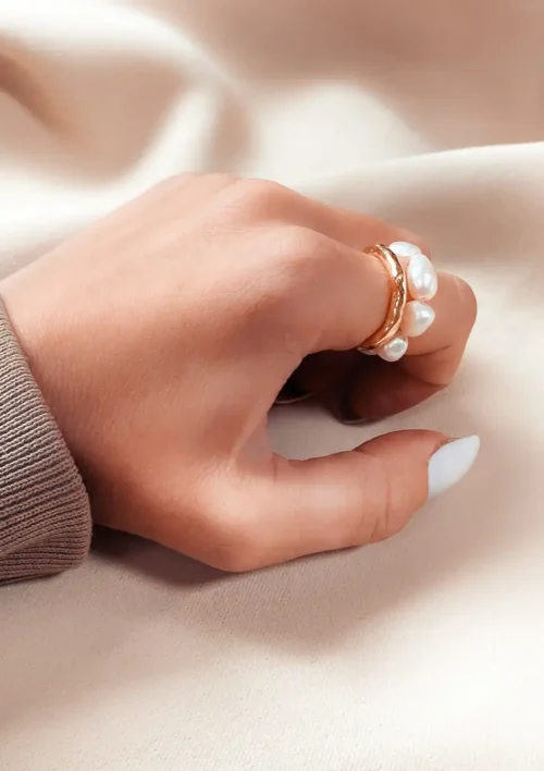 Bague en perles d'eau douce - Alma Bague en perles d'eau douce élastique. Bijou DENADDA