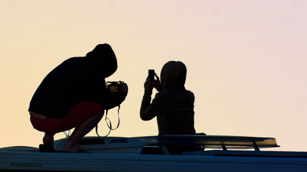 Van life au sunset de Lacanau océan. Digital nomad france. Sam et Elma de DENADDA.
