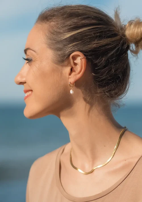 Boucle d'oreille mini créole perle d'eau douce- Alina Boucle d'oreille mini créole perle d'eau douce. Alina un bijou pour femme élégant fait main par DENADDA.