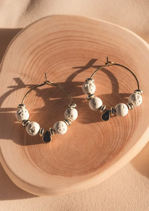 Boucles d'oreilles créoles pierre de lave blanche avec pendentif goutte d'eau. Etna est un bijou fait main par DENADDA.