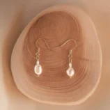 Boucles d'oreilles perle d'eau douce, Aria un bijou pour femme fait main par DENADDA.