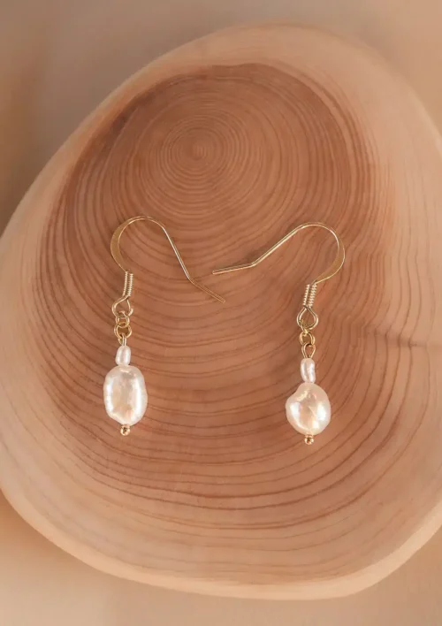 Boucles d'oreilles perle d'eau douce, Aria un bijou pour femme fait main par DENADDA.