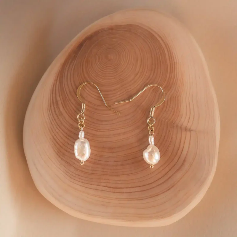 Boucles d'oreilles perle d'eau douce, Aria un bijou pour femme fait main par DENADDA.