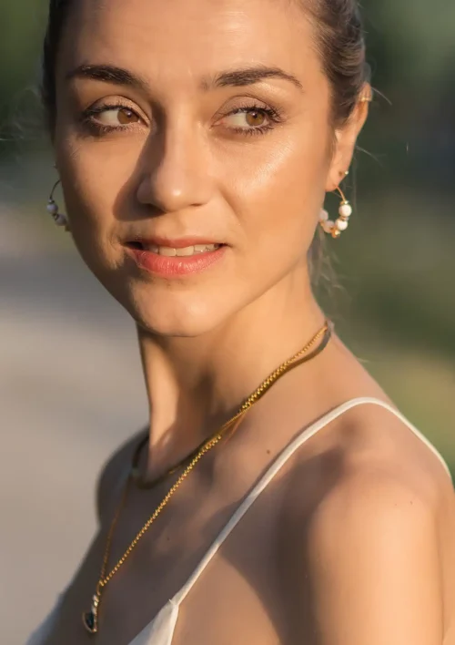 Boucles d'oreilles créoles pierre de lave blanche - Etna Boucles d'oreilles en pierre de lave blanche. Etna un bijou pour femme fait à la main par DENADDA.