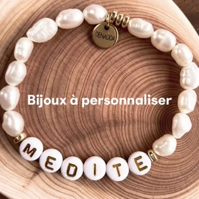 Bracelet message personnalisé, lettre et perle d'eau douce. DENADDA