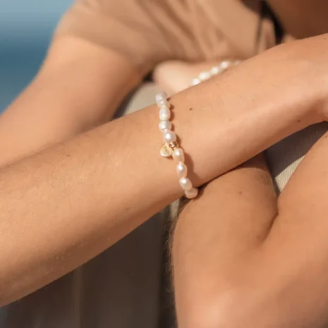 Bracelet perles d'eau douce porté par une femme. Un bijou fait main de la collection Pure de DENADDA.