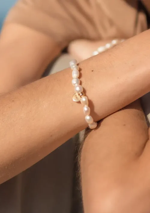 Bracelet perles d'eau douce porté par une femme. Un bijou fait main de la collection Pure de DENADDA.