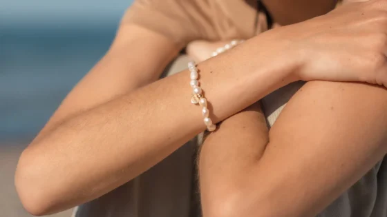 Bracelet perles d'eau douce porté par une femme. Un bijou fait main de la collection Pure de DENADDA.