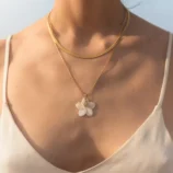 Collier doré pendentif fleur de nacre. Bijou pour femme fait main par DENADDA.