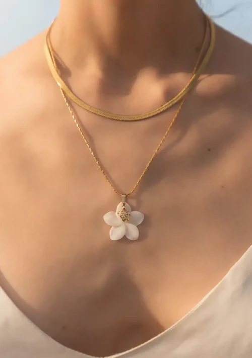 Collier doré - Pendentif Fleur de Nacre Collier doré pendentif fleur de nacre. Bijou pour femme fait main par DENADDA.