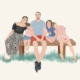 Illustration personnalisée d'une famille de 5 personnes assis sur un banc. Affiche illustrée par Denadda.
