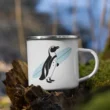 Mug en émail blanc avec pingouin surf. Collection DENADDA