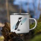 Mug en émail blanc avec pingouin surf. Collection DENADDA