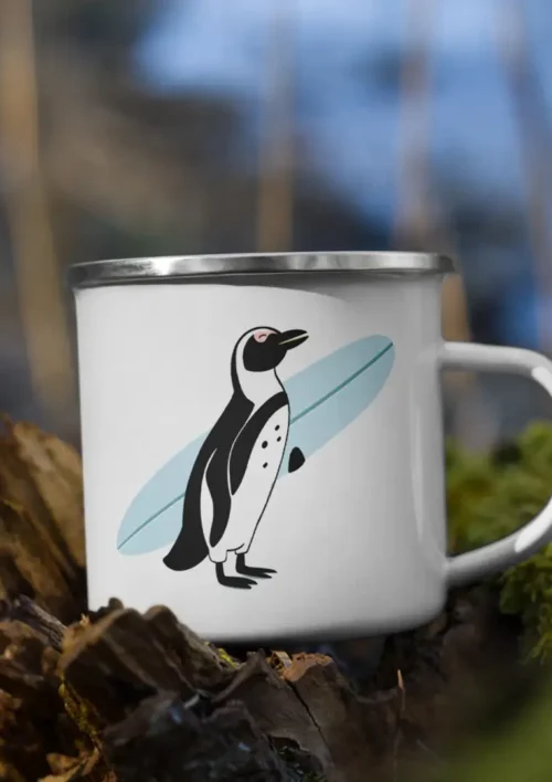 Mug - Surf Mug en émail blanc avec pingouin surf. Collection DENADDA