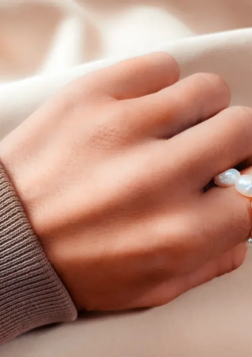Bague perles d'eau douce blanche élastique. Un bijou fait main par DENADDA