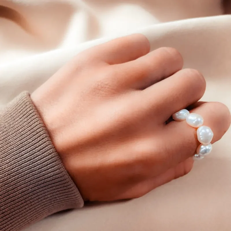 Bague perles d'eau douce blanche élastique. Un bijou fait main par DENADDA