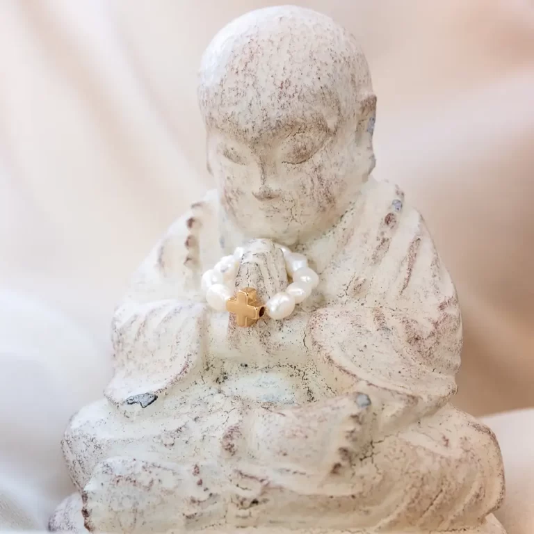 Vertus des perles d'eau douce apportent des avantages spirituels et physiques. Image d'un bouddha et de la bague en perle d'eau douce de DENADDA.