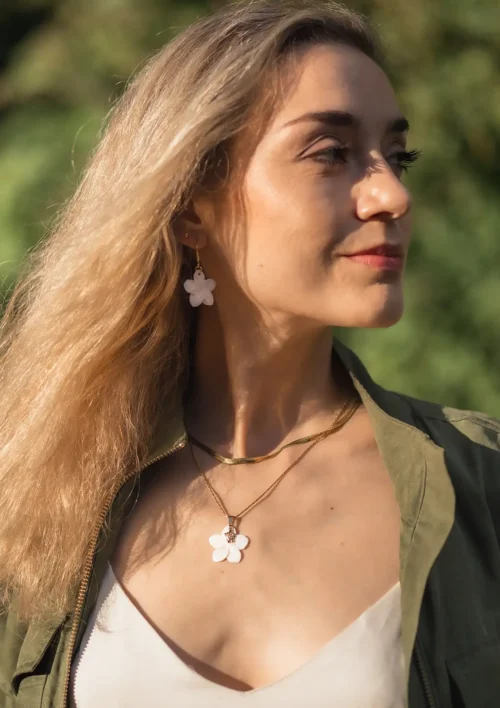 Boucle d'oreille - Fleur de Nacre Boucle d'oreille fleur de nacre. Bijou pour femme fait à la main par DENADDA.