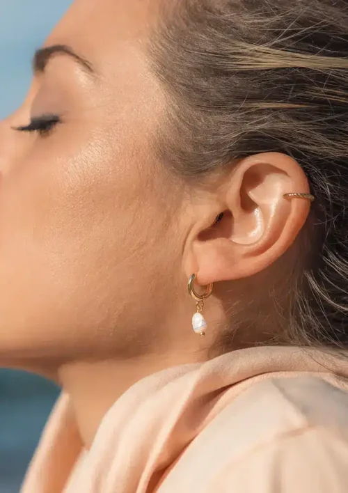 Boucle d'oreille mini créole perle d'eau douce- Alina Jolie boucle d'oreille mini créole en perle d'eau douce. Alina est un bijou fait main de la collection Pure de DENADDA.