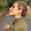 Boucle d'oreille mini créole en perle d'eau douce. Un bijou élégant pour femme fait à la main par DENADDA.