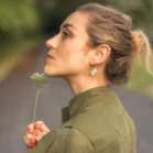 Boucle d'oreille mini créole en perle d'eau douce. Un bijou élégant pour femme fait à la main par DENADDA.