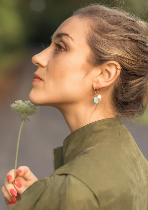 Boucle d'oreille mini créole perle d'eau douce- Alina Boucle d'oreille mini créole en perle d'eau douce. Un bijou élégant pour femme fait à la main par DENADDA.