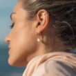 Boucle d'oreille mini créole perle d'eau douce. Alina un bijou pour femmes. Création artisanale fait à la main par DENADDA.