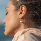 Boucle d'oreille mini créole perle d'eau douce. Alina un bijou pour femmes. Création artisanale fait à la main par DENADDA.