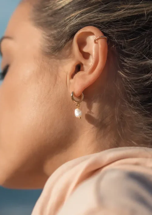 Boucle d'oreille mini créole perle d'eau douce- Alina Boucle d'oreille mini créole perle d'eau douce. Alina un bijou pour femmes. Création artisanale fait à la main par DENADDA.