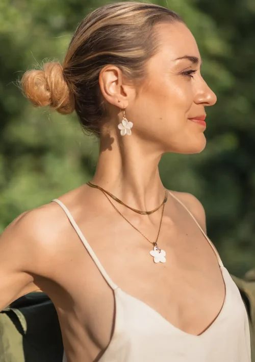 Boucle d'oreille - Fleur de Nacre Boucle d'oreille nacre en forme de fleur. Bijou pour femme fait à la main par DENADDA.