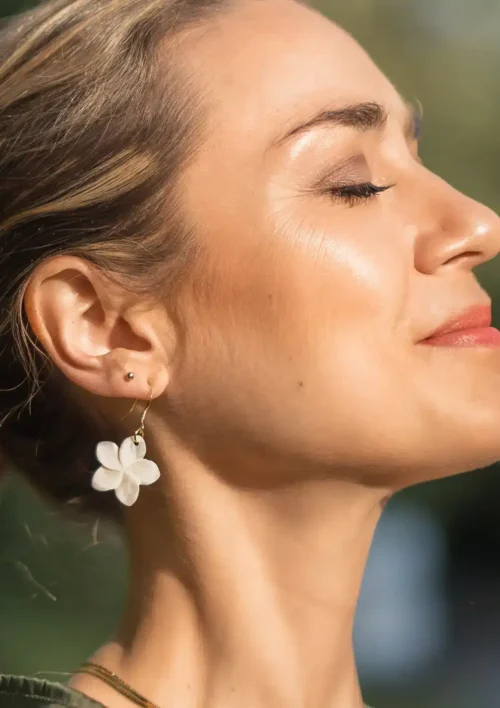 Boucle d'oreille - Fleur de Nacre Boucle d'oreille nacre pour femme en forme de fleur. Plaqué or 14K. Un bijou fait main par DENADDA.