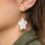 Boucle d'oreille nacre et or en forme de fleur. Bijou pour femme fait à la main par DENADDA.