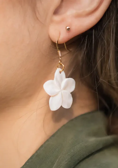 Boucle d'oreille - Fleur de Nacre Boucle d'oreille nacre et or en forme de fleur. Bijou pour femme fait à la main par DENADDA.