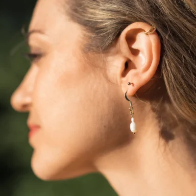 Boucle d'oreille perle d'eau douce, Aria. Un bijou élégant fait main par DENADDA.