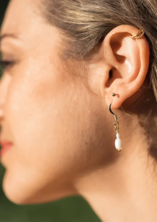 Boucle d'oreille perle d'eau douce- Aria Boucle d'oreille perle d'eau douce, Aria. Un bijou élégant fait main par DENADDA.