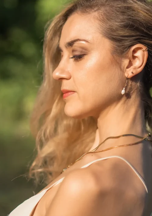 Boucle d'oreille perle d'eau douce- Aria Boucle d'oreille en perle d'eau douce. Aria un bijou pour femme. Fait à la main par DENADDA.