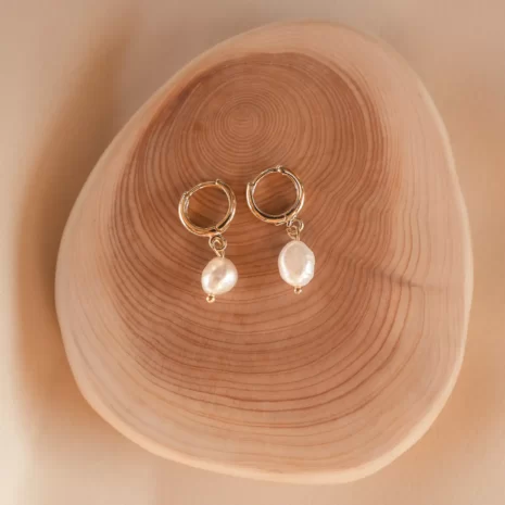 Boucles d'oreilles mini créoles perles d'eau douce. Alina, un bijou pour femme fait à la main par DENADDA.